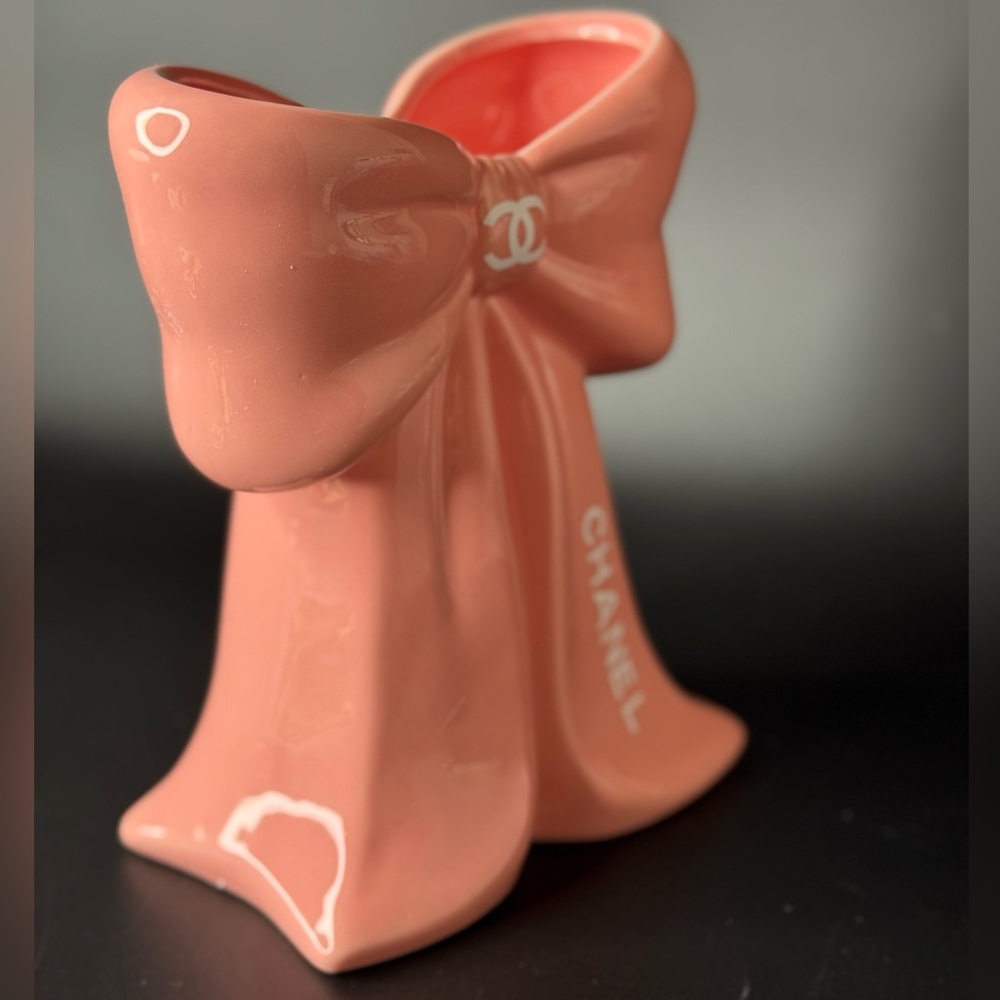 CHANEL Pink Bow Vase - Picture 5 of 6